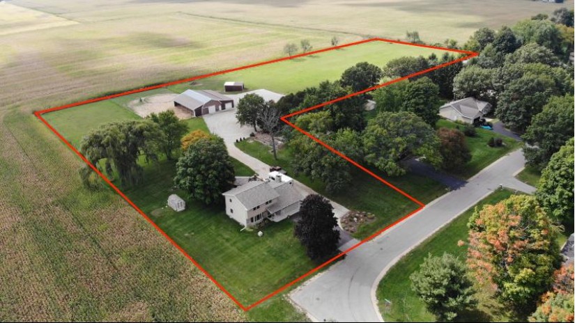 1319 E Robincrest Ln Elkhorn, WI 53121 by Mahler Sotheby's International Realty $749,000