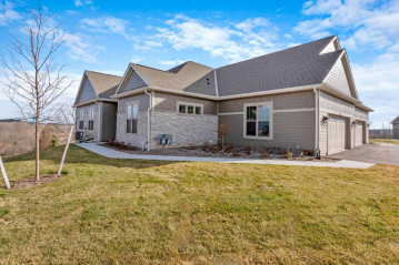 N28W25172 Parkway Ridge Cir 21 A, Pewaukee, WI 53072