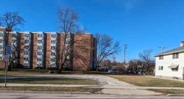 1054 Baxter St, Waukesha, WI 53186-3837