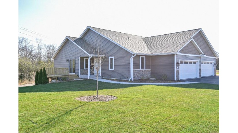 422 Trailview Xing Waterford, WI 53185 by Bear Realty Of Burlington $424,900