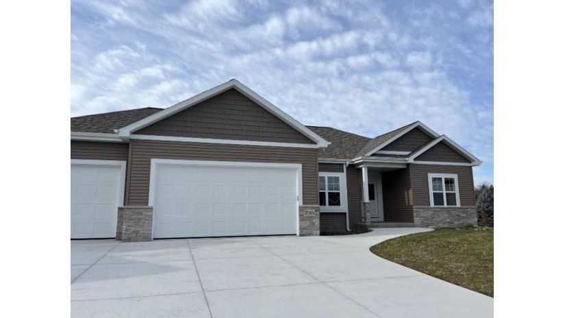 735 Imperial Ct Hartford, WI 53027 by Briefcase Broker Realty LLC $559,900