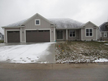 6971 Hearthstone Ct E, Lannon, WI 53046-1500