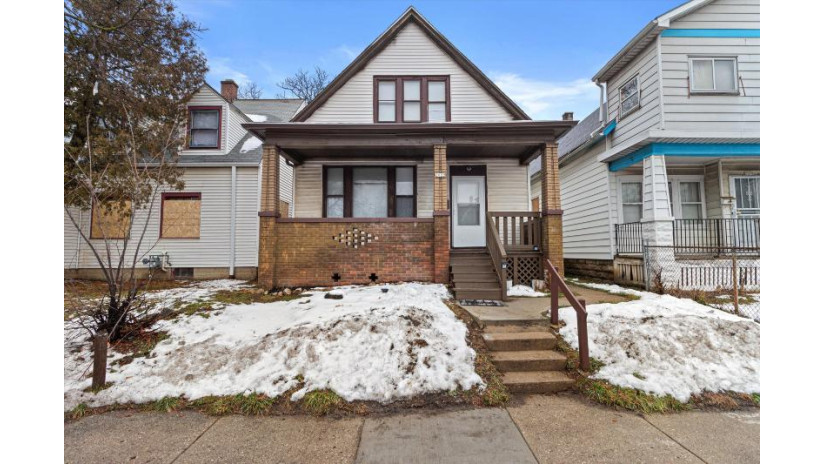 2622 N 20th St Milwaukee, WI 53206 by EXP Realty LLC-West Allis $125,000