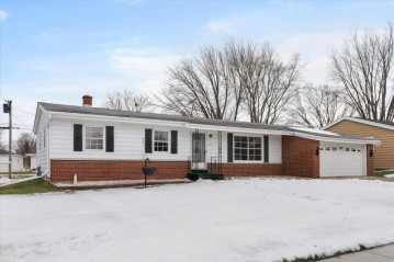 231 W Beutel Rd, Port Washington, WI 53074-1014