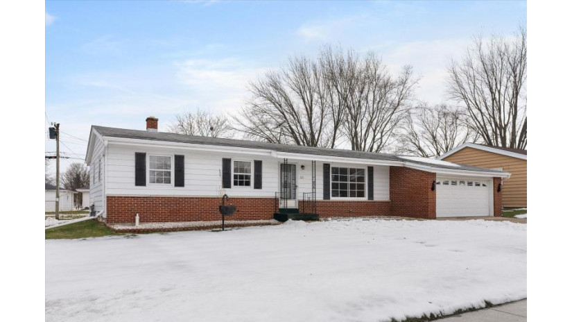 231 W Beutel Rd Port Washington, WI 53074 by Realty Executives Choice - 262-421-6150 $279,900