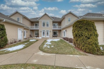 W397N5951 Autumn Woods Dr, Oconomowoc, WI 53066-2187