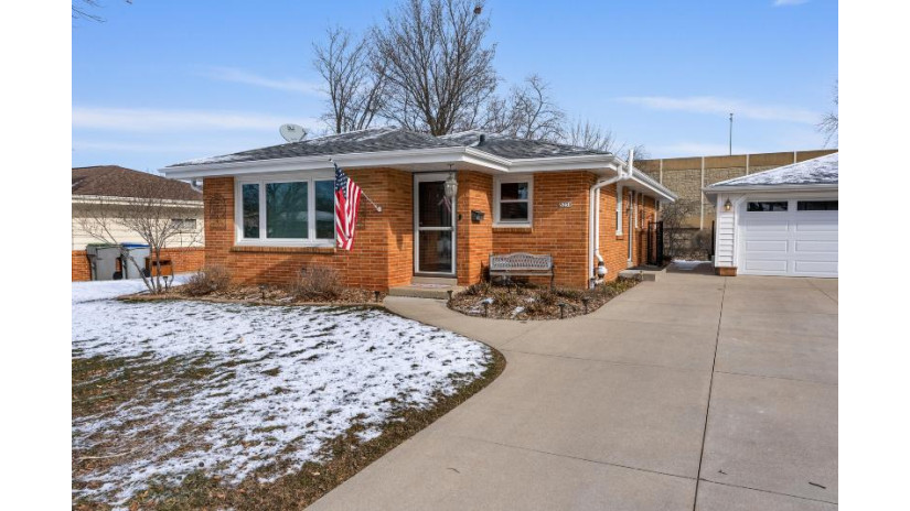 5230 S 18th St Milwaukee, WI 53221 by Infinity Realty - Lisa@infinityrealtyinc.com $349,900