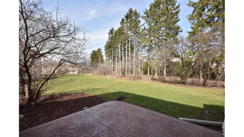 1528 W De La Warr Cir Mequon, WI 53092 by First Weber Inc- Mequon $498,000