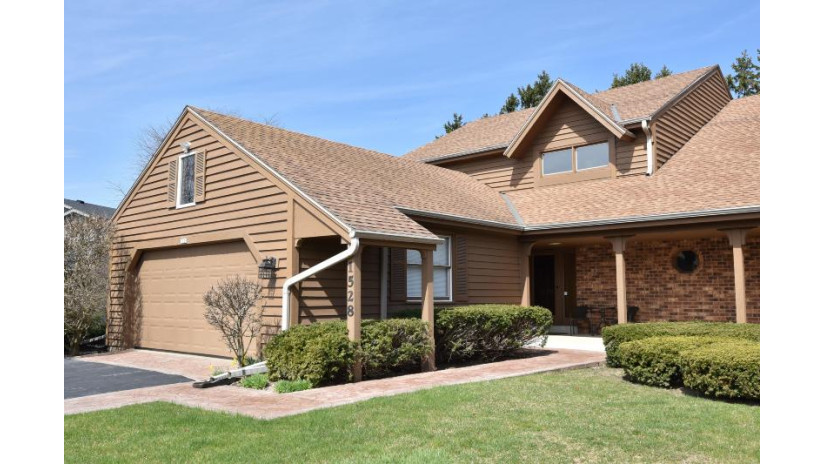 1528 W De La Warr Cir Mequon, WI 53092 by First Weber Inc- Mequon $498,000