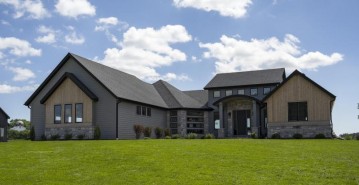 W278N6112 Serenity Dr, Merton, WI 53089