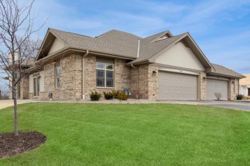 7560 W Tuckaway Pines Cir, Franklin, WI 53132