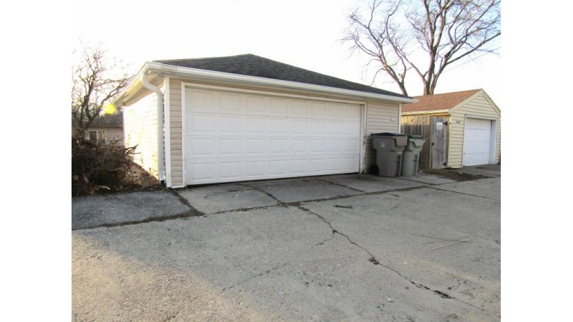 3834 N 80th St Milwaukee, WI 53222 by Dream House Realties $259,900