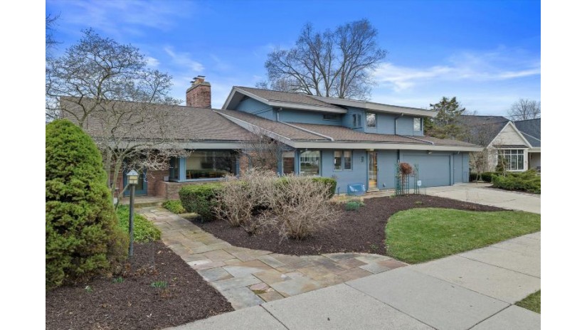 2535 E Lake Bluff Blvd Shorewood, WI 53211 by Powers Realty Group - suzanne@powersrealty.com $998,000