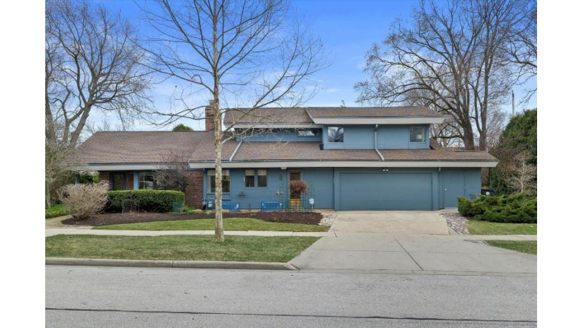 2535 E Lake Bluff Blvd Shorewood, WI 53211 by Powers Realty Group - suzanne@powersrealty.com $998,000