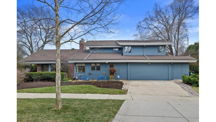 2535 E Lake Bluff Blvd Shorewood, WI 53211 by Powers Realty Group - suzanne@powersrealty.com $998,000