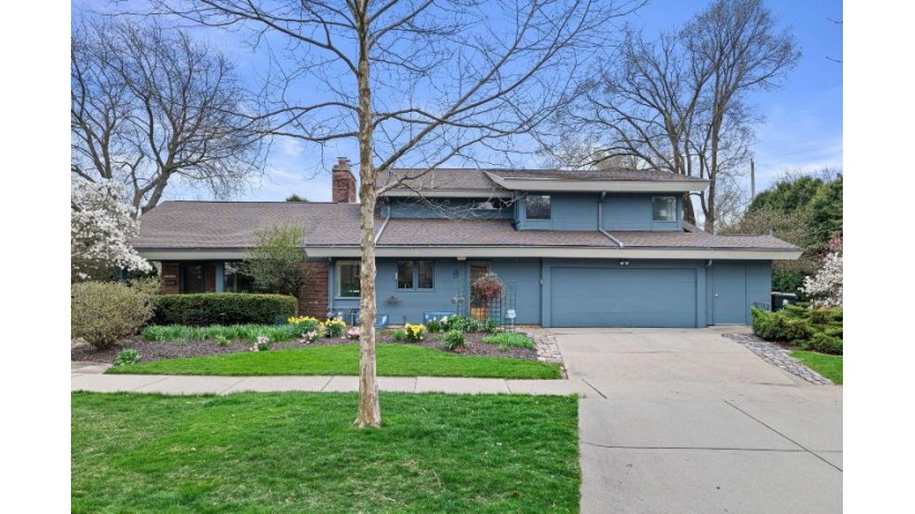 2535 E Lake Bluff Blvd Shorewood, WI 53211 by Powers Realty Group - suzanne@powersrealty.com $998,000