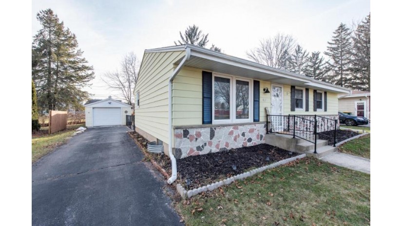 315 E Susan Dr Oak Creek, WI 53154 by RE/MAX Advantage Realty $319,000