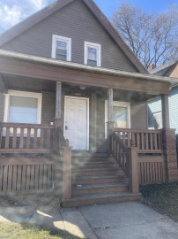 3207 W Auer Ave, Milwaukee, WI 53216-3833