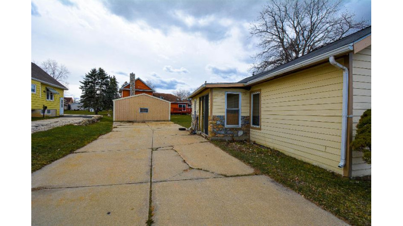 611 E Sumner St Hartford, WI 53027 by Keller Williams-MNS Wauwatosa $135,900