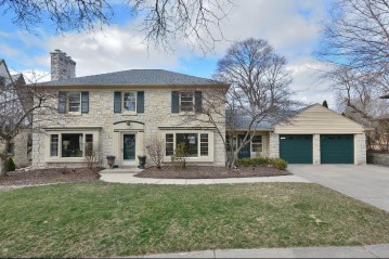 6163 Washington Cir, Wauwatosa, WI 53213-2471