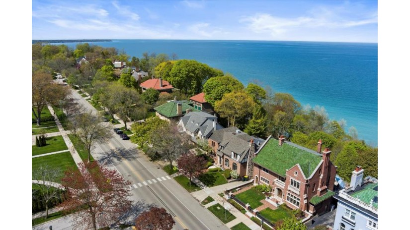 4232 N Lake Dr Shorewood, WI 53211 by Powers Realty Group - suzanne@powersrealty.com $1,895,000