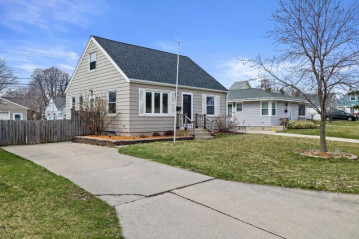 935 S 109th St, West Allis, WI 53214-2306