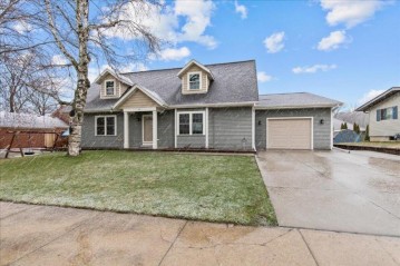 704 Moraine Ct, Kewaskum, WI 53040