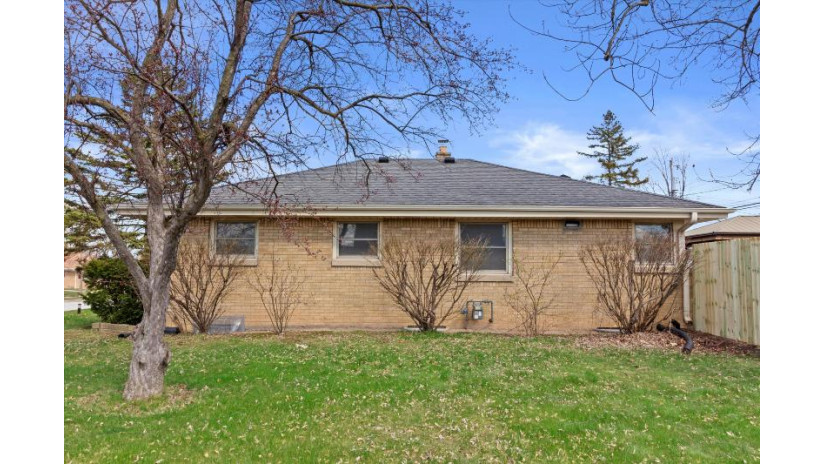 8853 W Brentwood Ave Milwaukee, WI 53224 by Keller Williams Realty-Milwaukee Southwest - 262-599-8980 $274,900