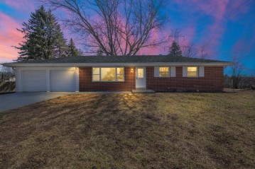 21975 W Mac Gregor Dr, New Berlin, WI 53146