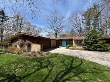 5124 Scenic Ct, Manitowoc, WI 54220