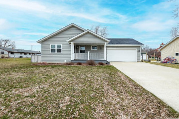 32 Jefferson Ave, Hartford, WI 53027