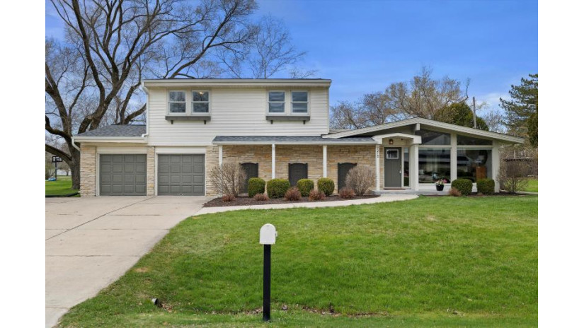 9215 N Pelham Pkwy Bayside, WI 53217 by Powers Realty Group - suzanne@powersrealty.com $699,900