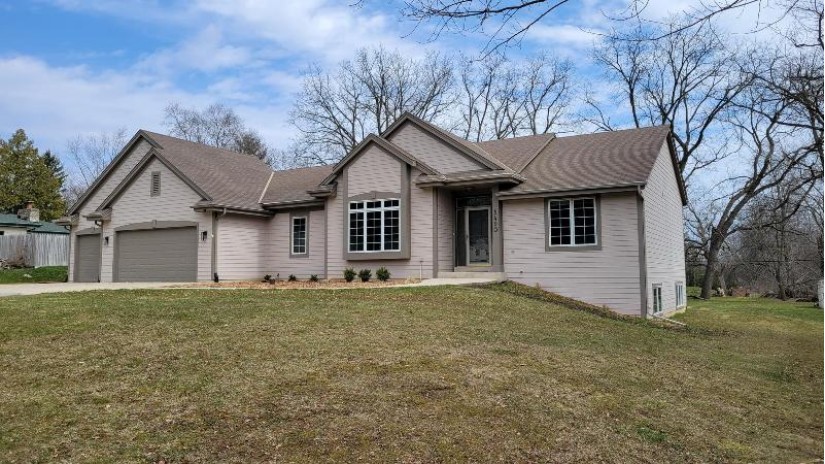 5490 S Martha Dr New Berlin, WI 53146 by Homeowners Concept Save More R - 262-650-1100 $500,000