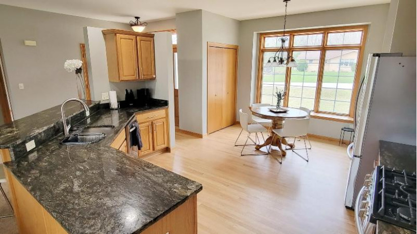 5490 S Martha Dr New Berlin, WI 53146 by Homeowners Concept Save More R - 262-650-1100 $500,000