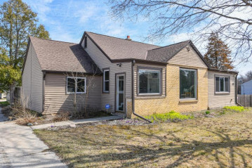 4754 N 104th St, Wauwatosa, WI 53225-4508