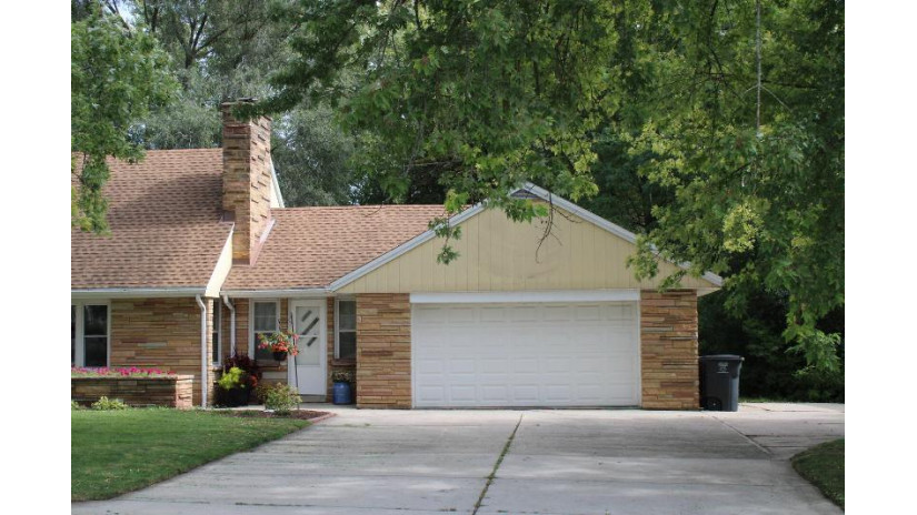 5544 S 42nd St Greenfield, WI 53221 by The Stefaniak Group, LLC $375,000