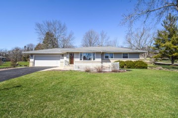 5237 S Andrae Dr, New Berlin, WI 53151