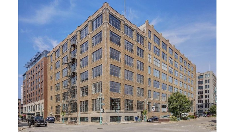 318 E Chicago St 4B Milwaukee, WI 53202 by Arrowood Builders, LLC $1,545,000