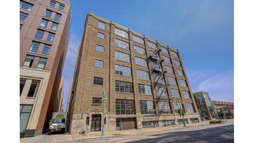 318 E Chicago St 4B Milwaukee, WI 53202 by Arrowood Builders, LLC $1,545,000