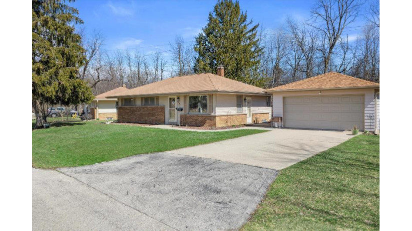 6040 N Sidney Pl Glendale, WI 53209 by Benefit Realty $250,000