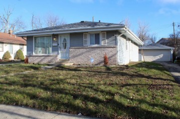 5804 W Boehlke Ave, Milwaukee, WI 53223-5211