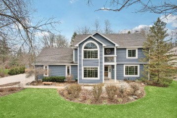 5070 S Loftus Ln, New Berlin, WI 53151-7548