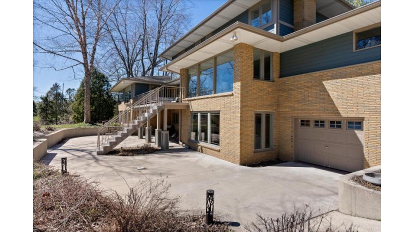 713 Riverview Dr Thiensville, WI 53092 by Realty Executives Integrity~Cedarburg - cedarburgfrontdesk@realtyexecutives.com $1,195,000