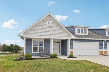 920 Stonecrop Dr, Hartford, WI 53027-3105