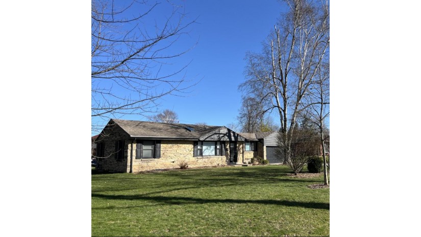 7422 N Navajo Rd Fox Point, WI 53217 by Smart Asset Realty Inc $2,195