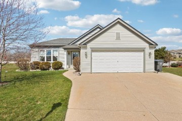 101 Woodlark Ct, Waukesha, WI 53186