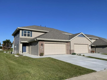 1422 Gatewood Dr, West Bend, WI 53095-2628