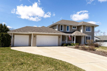 W173N10327 Woodbridge Ln, Germantown, WI 53022-4686