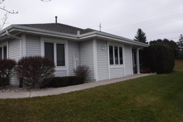 468 Hartford Sq, Hartford, WI 53027-1978