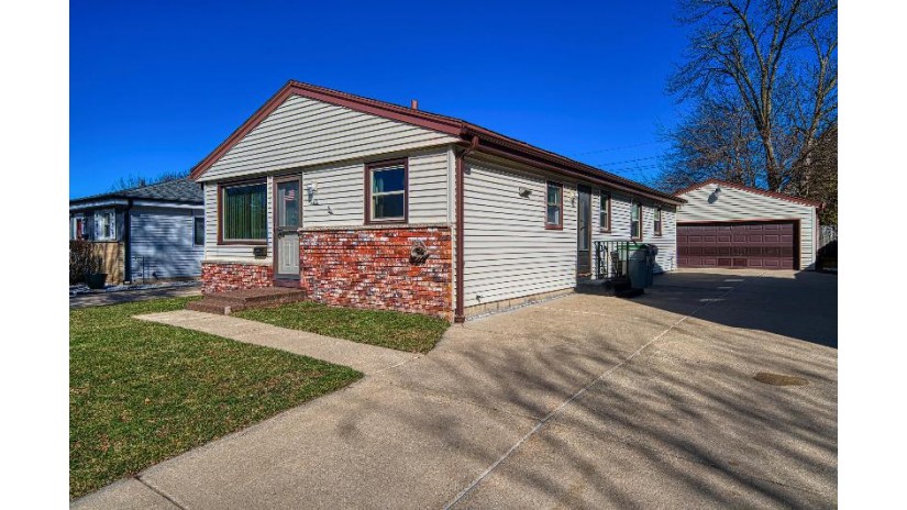 3572 S 93rd St Milwaukee, WI 53228 by Edge Realty Group $289,900